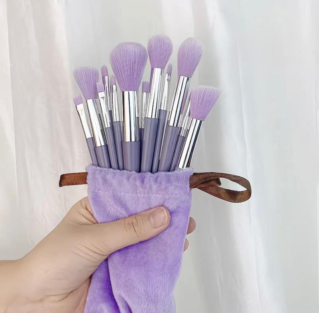 Brochas para maquillaje x12 en bolsa de seda ELOISE